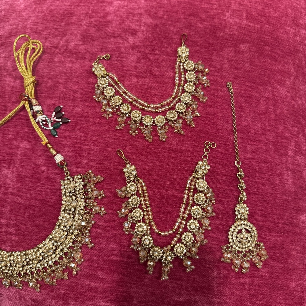 Elegant Gold Jewelry Set for Women - Picture 4 of 4